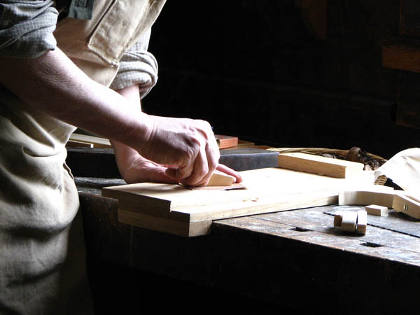 Nuestro equipo de profesionales cuenta  con muchos años de contrastada <strong>experiencia</strong> en el sector de la <strong>carpintería de madera en Espronceda</strong>.
